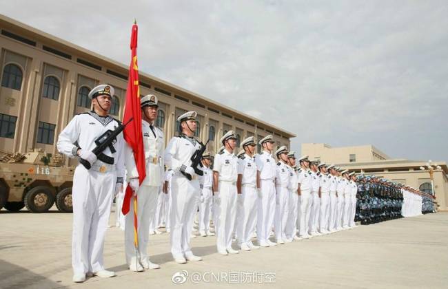  8月1日上午，中国人民解放军驻吉布提保障基地部队进驻营区仪式在基地营区举行。这标志着我国首个海外保障基地建成和投入使用，将更好地履行起在亚丁湾、索马里海域护航以及开展人道主义救援等国际义务。记者赵长宏 檀龙龙 摄影报道 图片来源：CNR国防时空官微