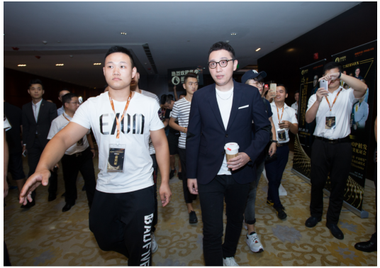 著名主持人华少助阵新生植发，开启第六届“关注效果 平安植发”活动