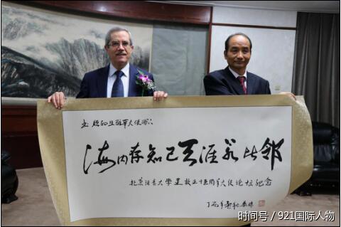 书法家张泰瑞应邀为十国驻华大使题写书法作品