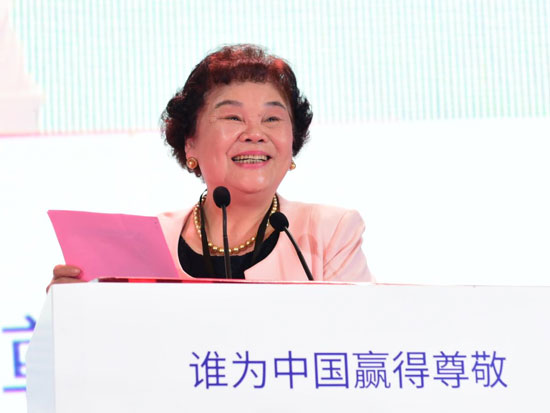 2017品牌年度人物峰会,江佩珍荣膺"中国十大品牌年度人物"